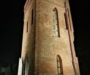 Wieża bramna nocą