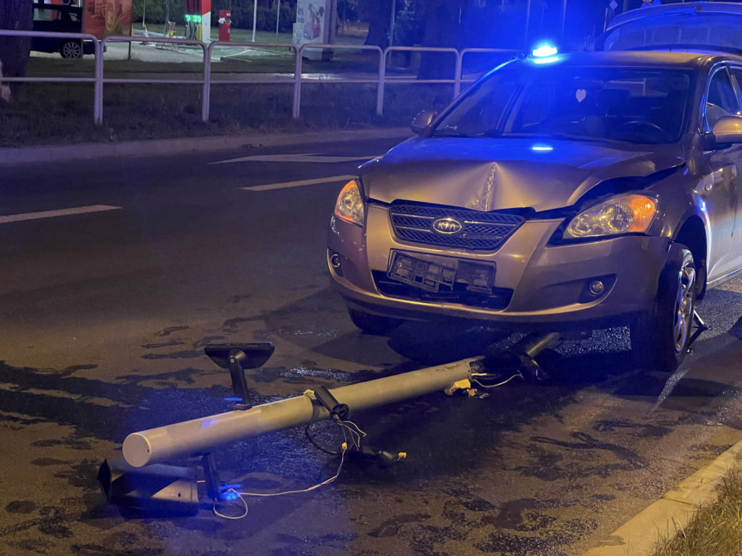 Pościg policyjny w Warszawie. Rozbity radiowóz i skoszone barierki