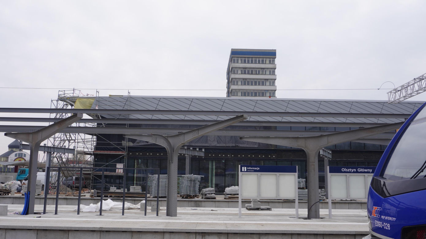 Dworzec Olsztyn Główny coraz bliżej. Postępują prace przy budynku oraz na peronach