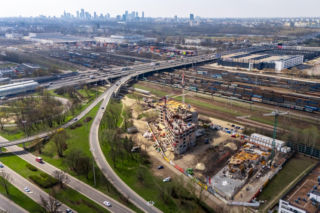 Mówili, że mieszkania nie powinny tu powstać. Powstały. Z jednej strony widok na pociągi towarowe, z drugiej na sznur aut