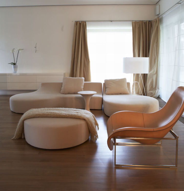 aranżacja salonu - biała sofa