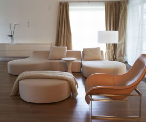 aranżacja salonu - biała sofa