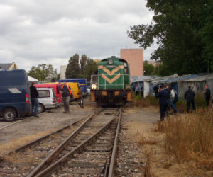 Pociąg turystyczny na nieczynnej stacji pasażerskiej w Łomży w 2012 r.