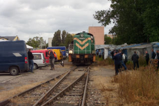 Pociąg turystyczny na nieczynnej stacji pasażerskiej w Łomży w 2012 r.