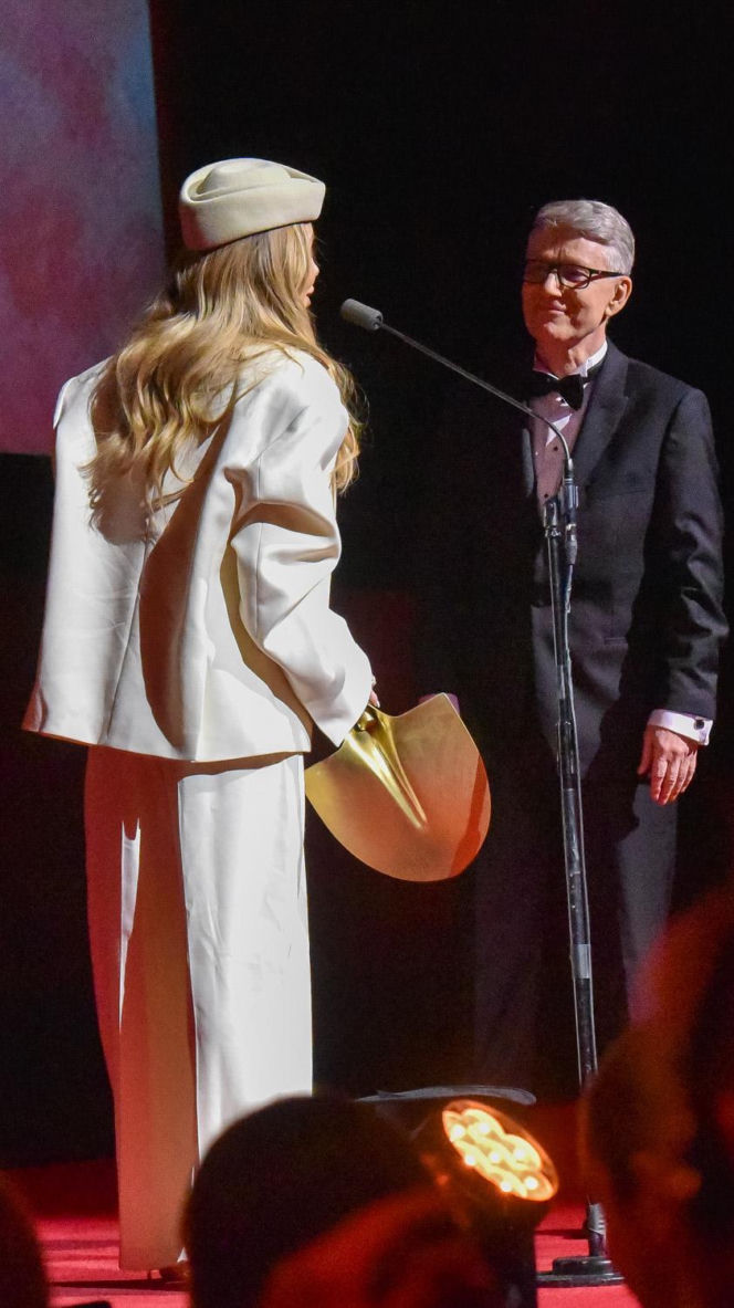 33. MFF EnergaCAMERIMAGE. Doda wręczyła Markowi Żydowiczowi złotą łopatę