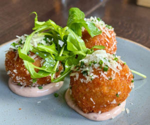 Mięso z rosołu przerabiam na chrupiące kulki mocy. To doskonała przekąska na sylwestra i nie tylko 