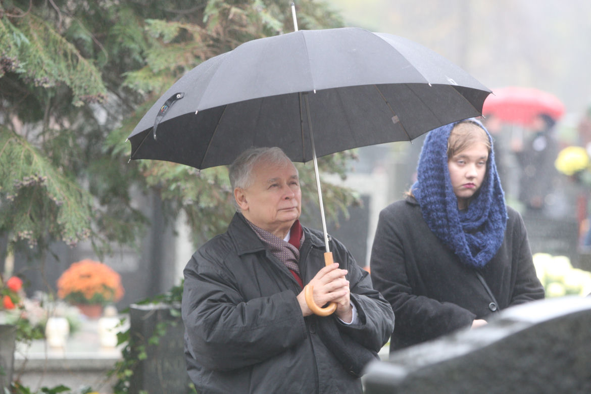 Jarosław Kaczyński na grobie matki