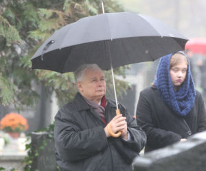 Jarosław Kaczyński na grobie matki