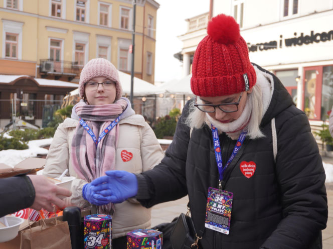 34. Finał WOŚP. Dziennikarze Radia ESKA rozgrzewają Tarnów pysznym żurkiem!