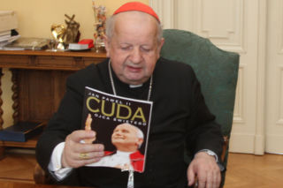 Kardynał Dziwisz nie chce zeznawać w sądzie. Napisał do sędziego