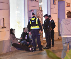 Nocna prohibicja: Mniej interwencji, w tym do przemocy domowej, brak melin. Warszawa rozszerzy zakaz sprzedaży alkoholu