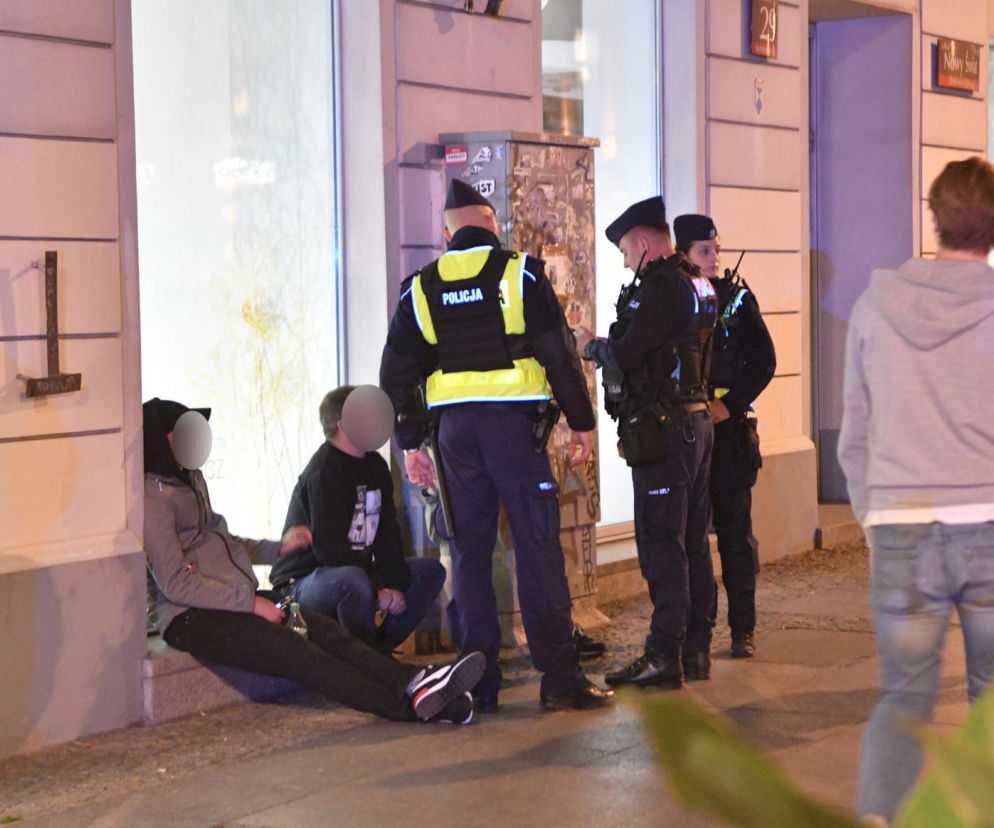 Nocna prohibicja: Mniej interwencji, w tym do przemocy domowej, brak melin. Warszawa rozszerzy zakaz sprzedaży alkoholu