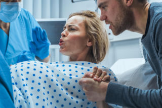Coraz dłuższa droga do porodówki staje się normą. NFZ rozważa finansowanie porodów domowych