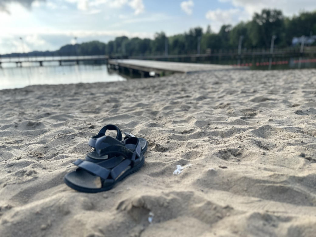 10-letni Timi utonął w jeziorze. Na plaży płoną znicze