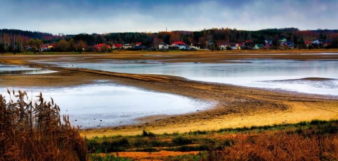 Rekordowo niski poziom wody w zalewie Brodzkim. Remont tamy i jazu Staszica w Brodach