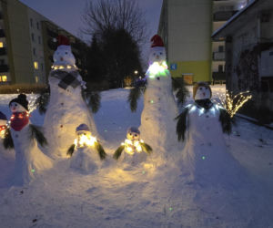Rodzina bałwanów w Lublinie. Państwo Wrońscy zbudowali zimowy hit osiedla