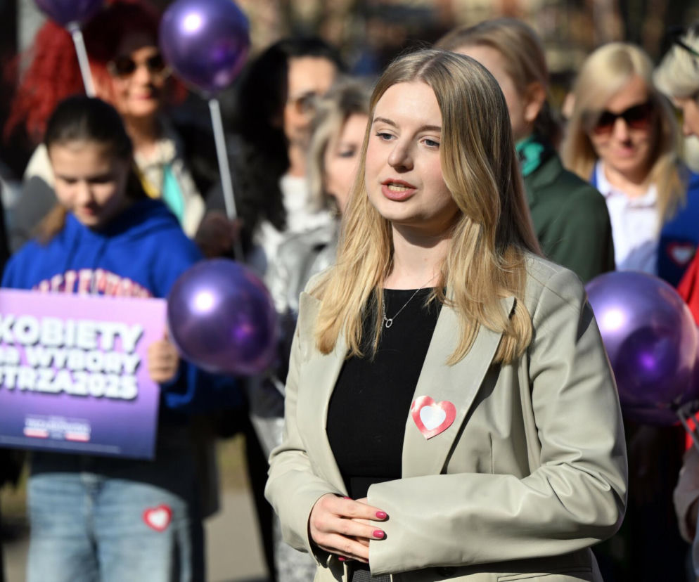 Posłanka Aleksandra Kot przemawia na tle fioletowych balonów. O jej ślubie i karierze przeczytasz w serwisie Eska.