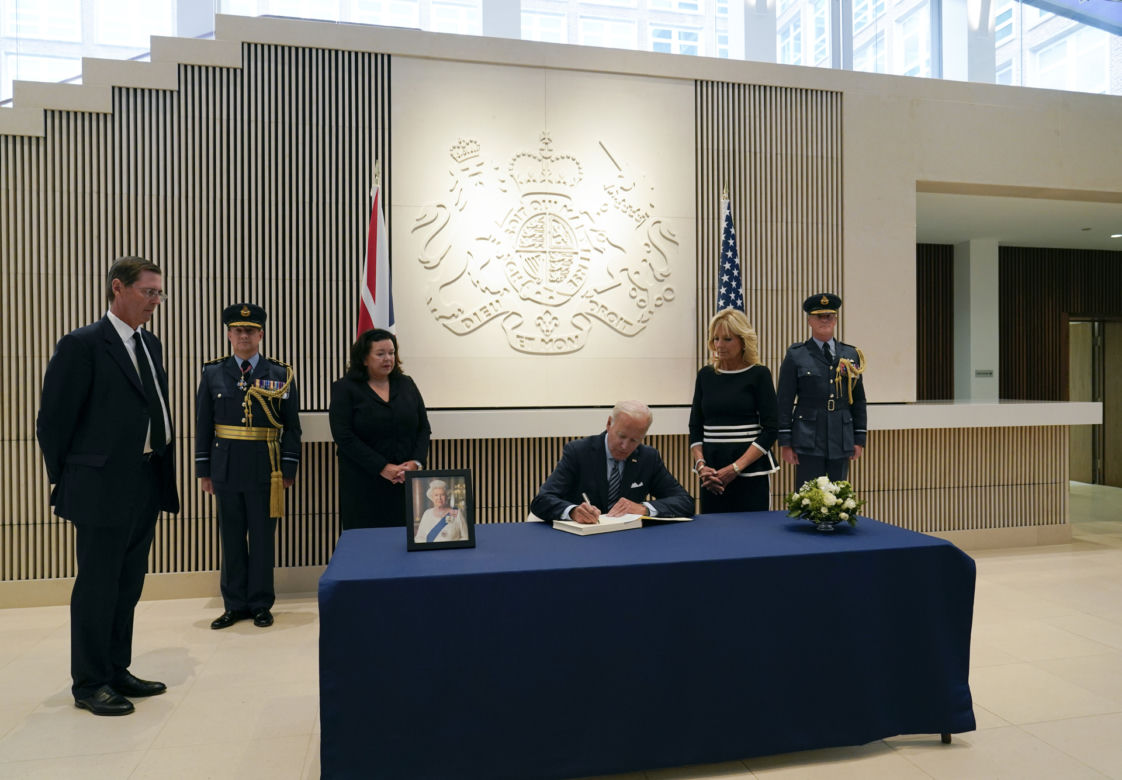 Prezydent Joe Biden w ambasadzie składa kondolencje po śmierci królowej Elżbiety II