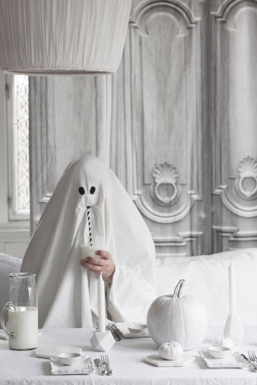 Dekoracja stołu na Halloween w kolorze białym