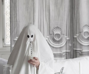 Dekoracja stołu na Halloween w kolorze białym