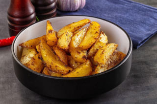 Panierkę do pieczonych ziemniaków robię z zaskakującego składnika. Dzięki niemu są obłędnie chrupiące 