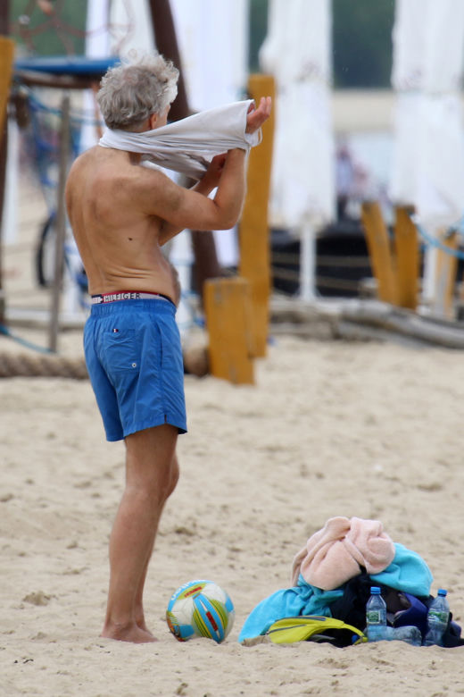 Radosław Pazura na plaży w Sopocie