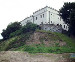 Zaniedbana skarpa Zamku Książąt Pomorskich