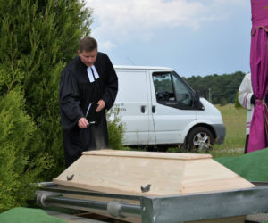 Na Cmentarzu Kiełczowskim pochowano szczątki odnalezione podczas remontu torowiska