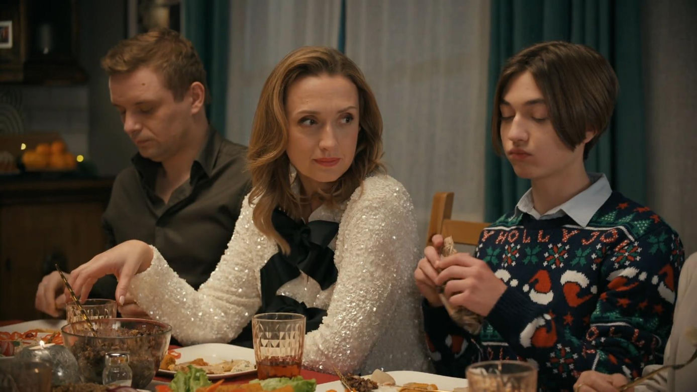 Barwy szczęścia, odcinek 3376: Asia (Anna Gzyra-Augustynowicz), Hubert (Marek Molak), Emil (Artem Malaszczuk)
