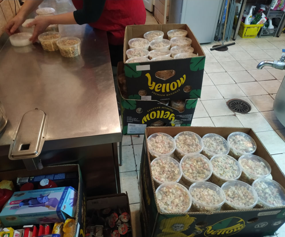 Paczki i gorące posiłki. Caritas szykuje w Krakowie Wigilijne wyprawki dla ubogich