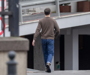 Olga Frycz wychodzi z dzieckiem ze szpitala