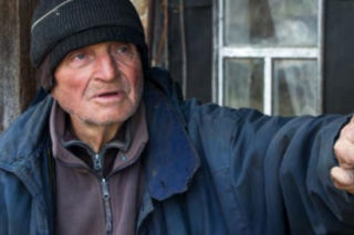 Stefan mieszka w schowku na miotły, a Brygida w ciągłym bólu. Żyją za 10 zł dziennie. Tak wygląda bieda w Polsce