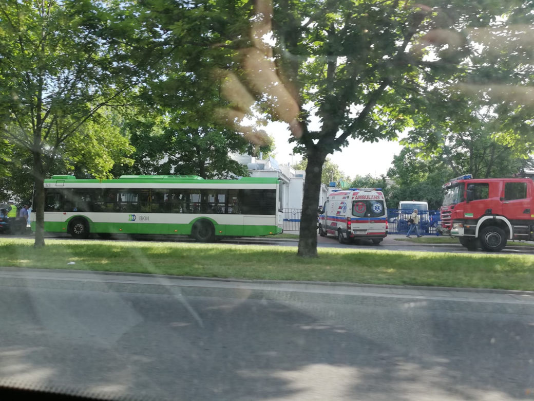 Wypadek autobusu w Białymstoku. Zderzył się na buspasie z osobówką. Sześć osób rannych