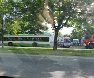 Wypadek autobusu w Białymstoku. Zderzył się na buspasie z osobówką. Sześć osób rannych