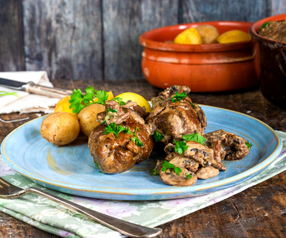 Pikantne roladki wieprzowe z salami i ajwarem w sosie pieczarkowym