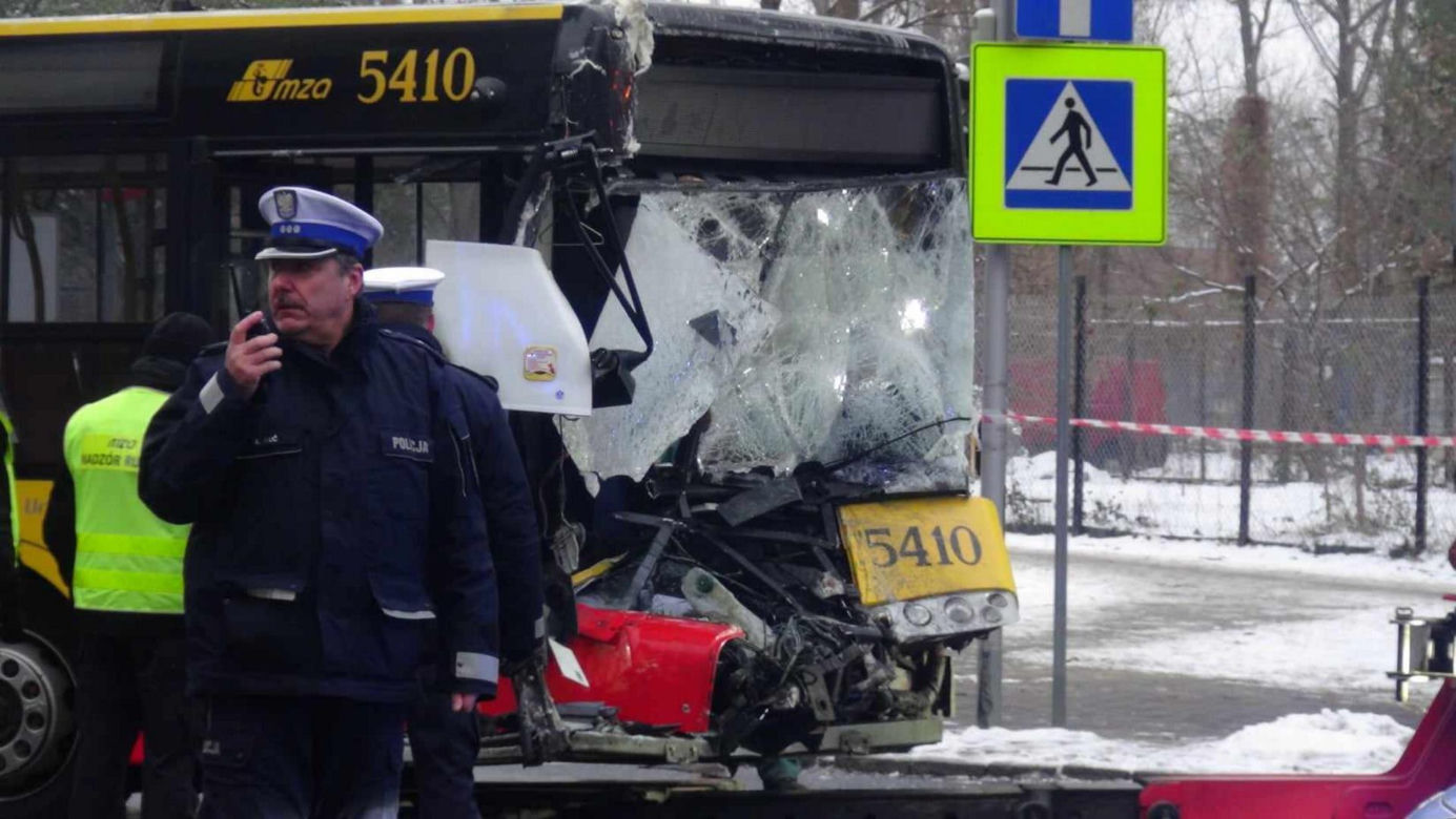 Czołowe zderzenie autokaru i autobusu miejskiego. Kabiny zmiażdżone, kierowcy w szpitalu