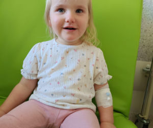 Waldemar Nawrocki i Adrian Domalewski pomagają Anielce