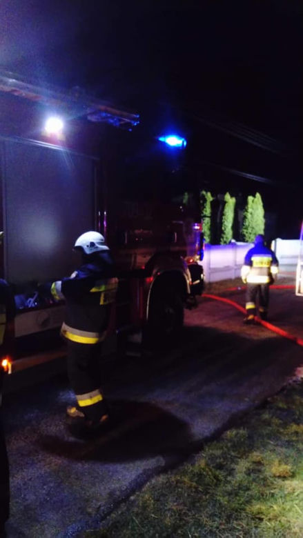 Tczów: Doszczętnie spalony samochód w garażu