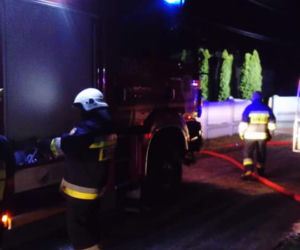 Tczów: Doszczętnie spalony samochód w garażu