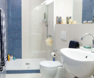 Biała łazienka z niebieską mozaiką