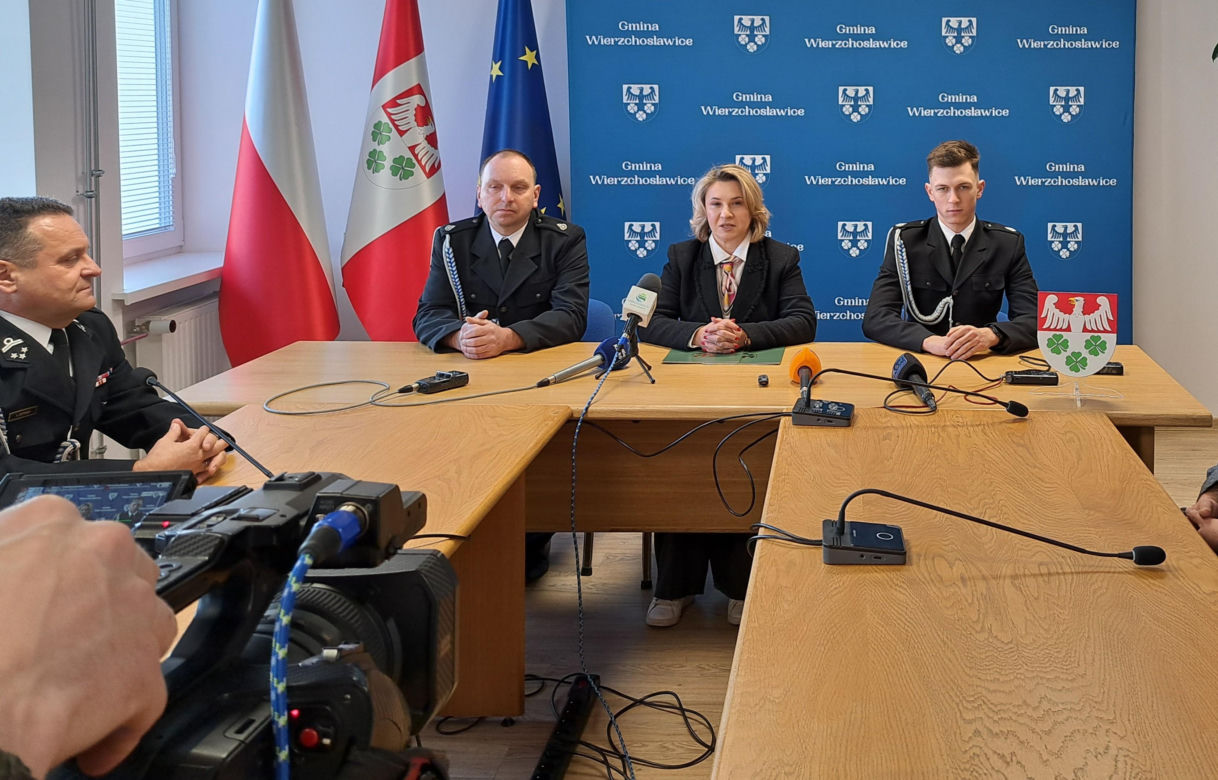 Wierzchosławice - akcja strażaków na zamarzniętym Dunajcu