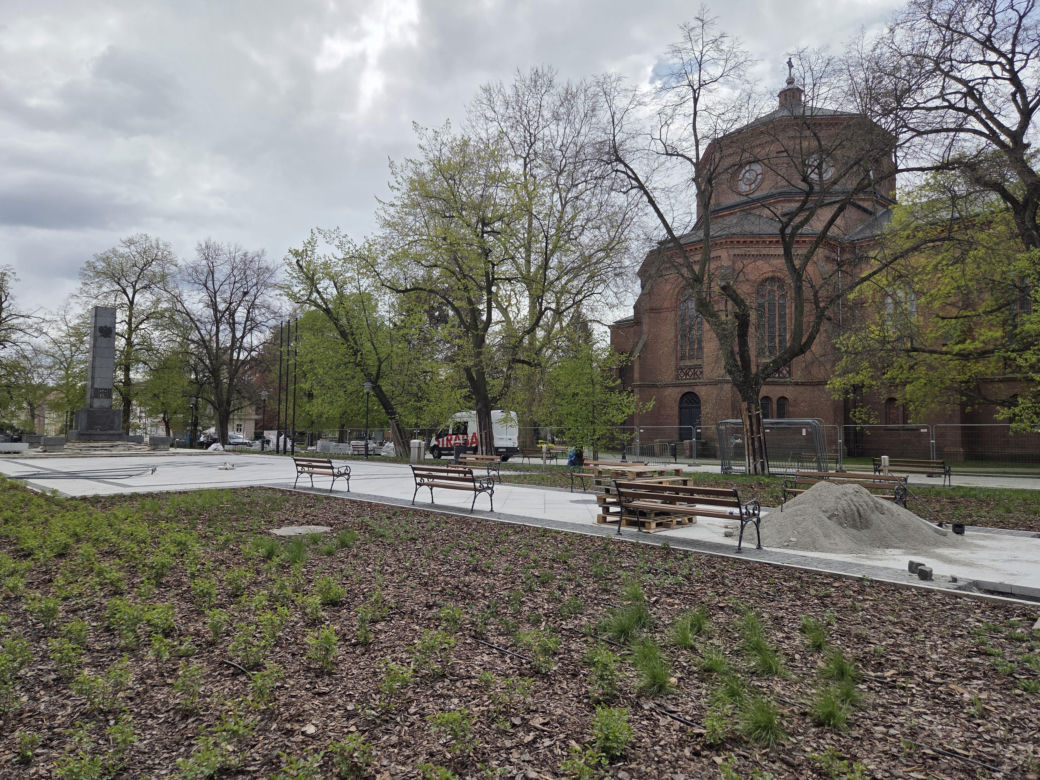 Nowe oblicze placu Wolności. Kwiaciarnie już zamontowane, koniec prac coraz bliżej