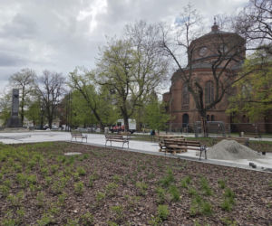 Nowe oblicze placu Wolności. Kwiaciarnie już zamontowane, koniec prac coraz bliżej