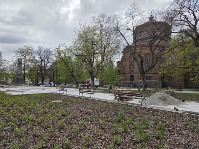 Nowe oblicze placu Wolności. Kwiaciarnie już zamontowane, koniec prac coraz bliżej