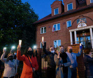Manifestacja przed kaliską kurią diecezjalną. Kaliszanie oburzeni zachowaniem biskupa Janiaka
