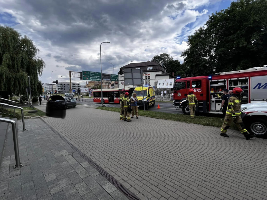 Poważny wypadek w Jeleniej Górze. Samochód zderzył się z autobusem i wjechał w rodzinę
