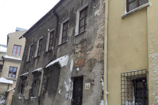 Lublin: W tej kamienicy nie powinno się mieszkać. Wymaga pilnego remontu [WIDEO]