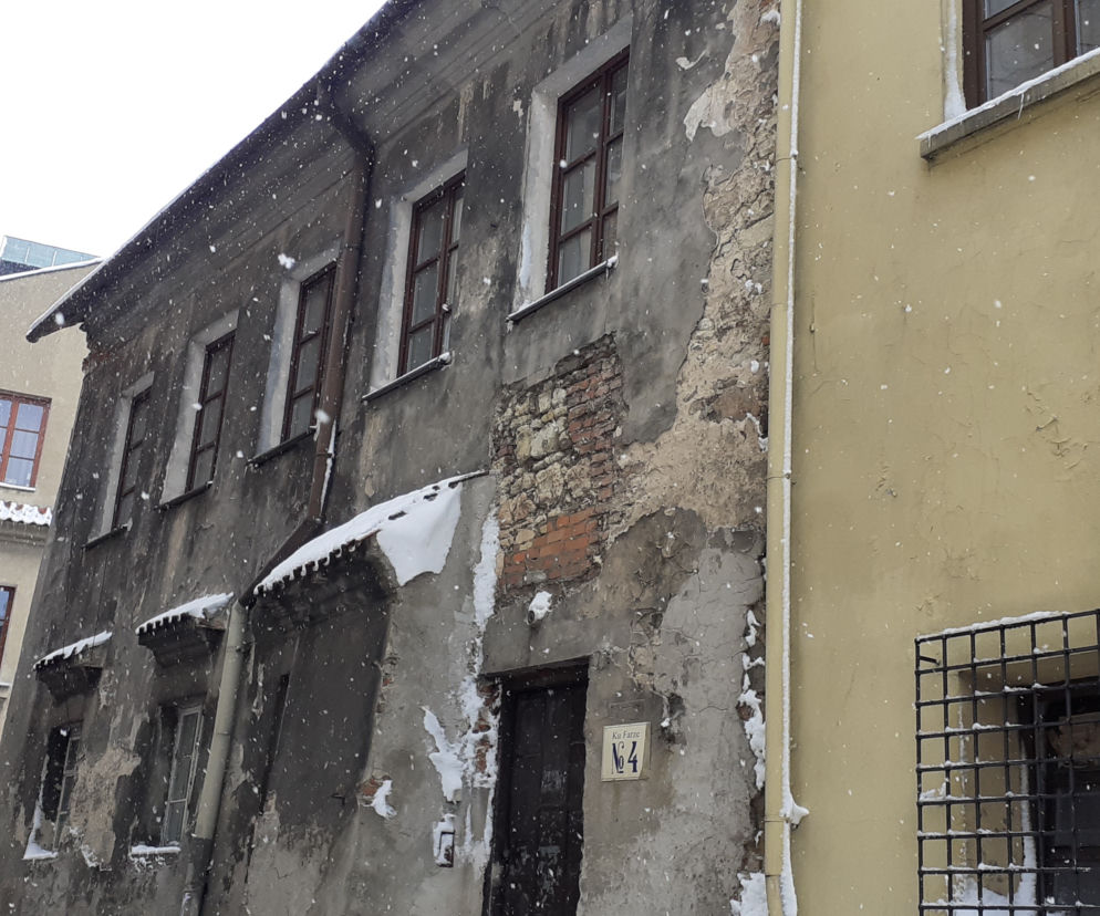 Lublin: W tej kamienicy nie powinno się mieszkać. Wymaga pilnego remontu [WIDEO]