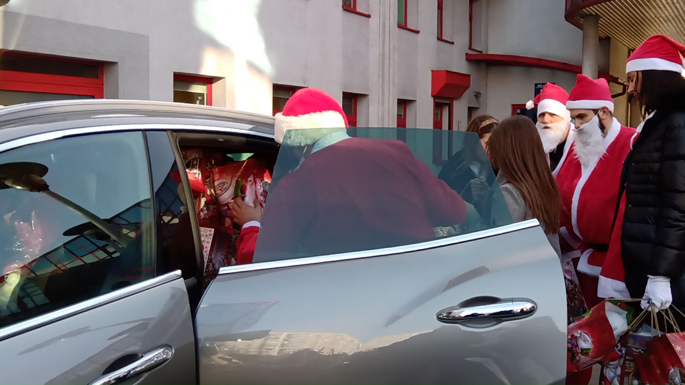 Święty Mikołaj zamienił sanie i renifery na czerwone Ferrari. Dzieciaki z chorzowskiego szpitala zachwycone [ZDJĘCIA]