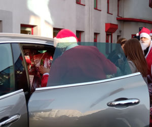 Święty Mikołaj zamienił sanie i renifery na czerwone Ferrari. Dzieciaki z chorzowskiego szpitala zachwycone [ZDJĘCIA]